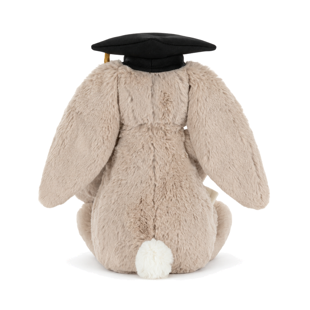 Peluche Lapin Bashful en kaki avec une tenue de remise de diplôme – vue 3