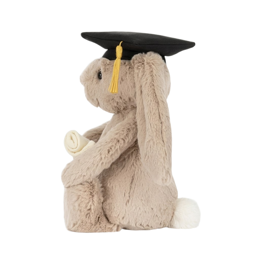 Peluche Lapin Bashful en kaki avec une tenue de remise de diplôme – vue 2
